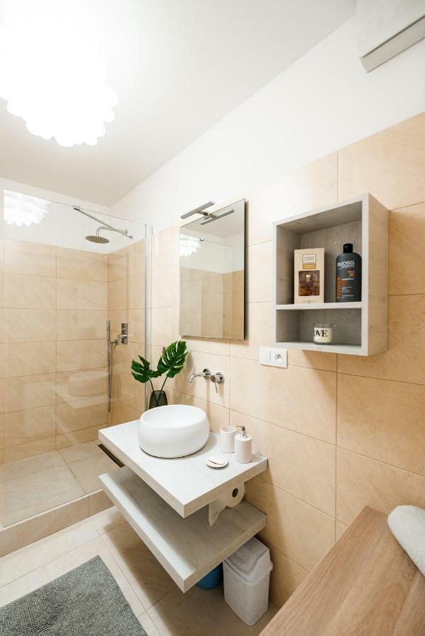 Private 5 Star 3 Room Flat And In-Door Pkg Nitra Ngoại thất bức ảnh